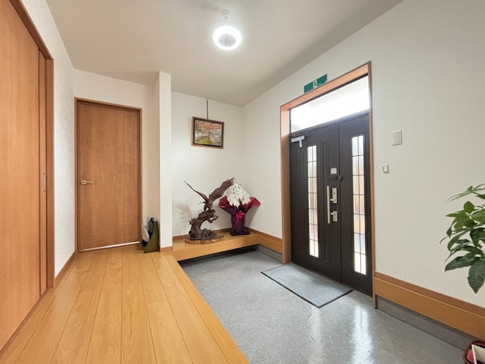 ・【玄関】間口が広く、大荷物でも安心。「ただいま！」と言いたくなる空間です