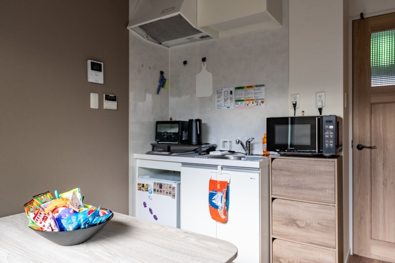 1階：リビング・キッチン：簡易キッチン(電子レンジ、ケトル、トースター、食器)