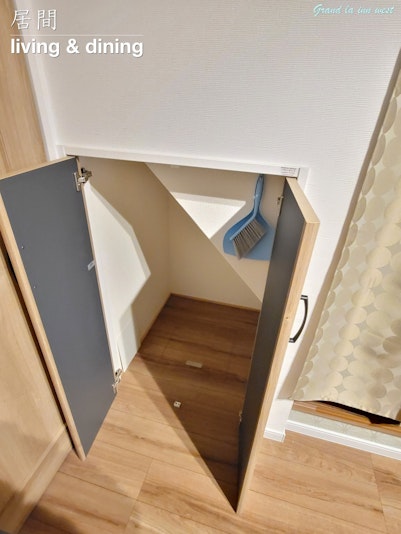 1階：リビング・キッチン：収納庫