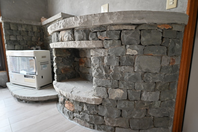 石積み・灯油ストーブ