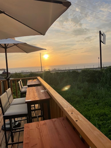 夕焼けのテラス席