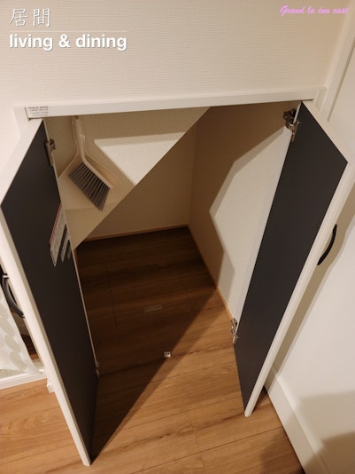 １階：リビング・キッチン：収納庫