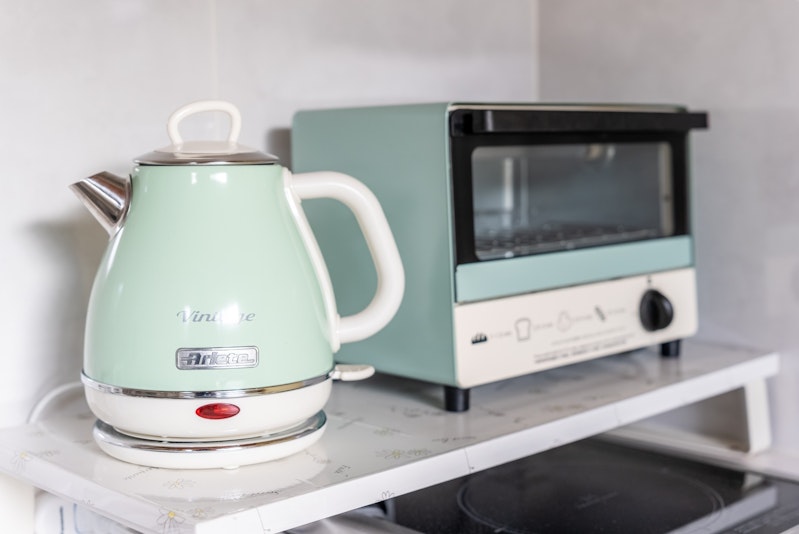 １階：リビング・キッチン：簡易キッチン(電子レンジ、ケトル、トースター、食器)