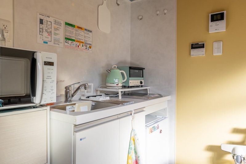 １階：リビング・キッチン：簡易キッチン(電子レンジ、ケトル、トースター、食器)