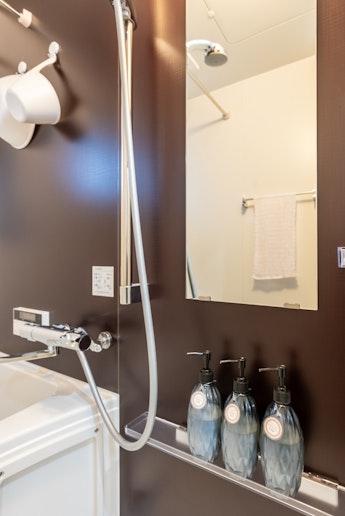 １階：バスルーム（ボディーソープ、シャンプー、コンディショナーをご用意）