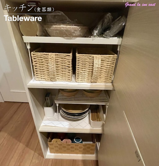 １階：リビング・キッチン：簡易キッチン(電子レンジ、ケトル、トースター、食器)