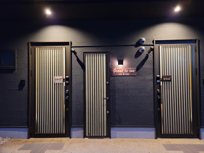 外観：一軒家の東側半分が占有スペースになります。