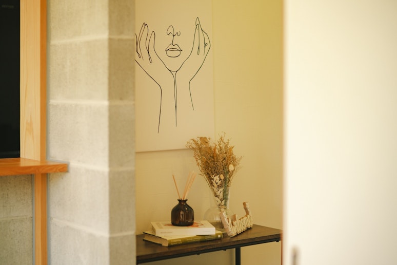 さりげないアートが、滞在を心地よく彩ります