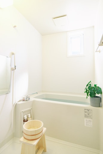 清潔感あふれる、明るいバスルーム