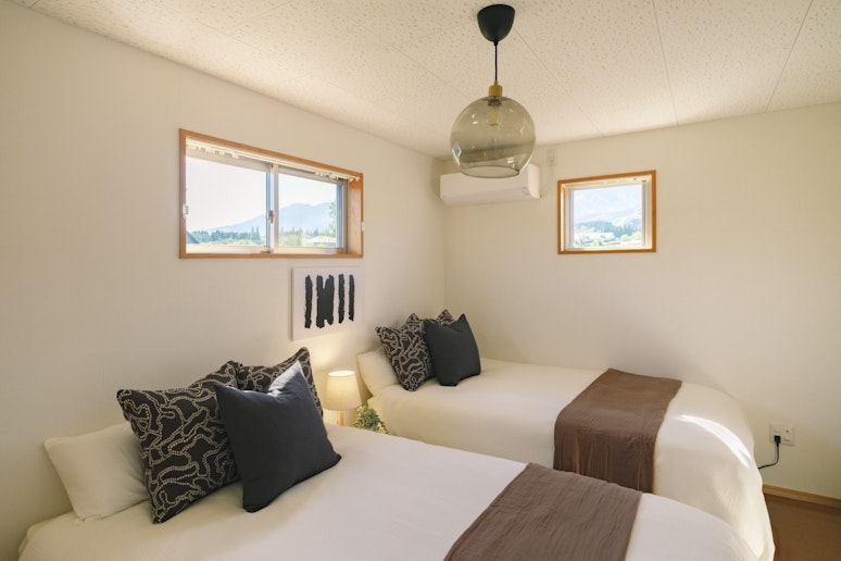 明るく清潔感のある寝室