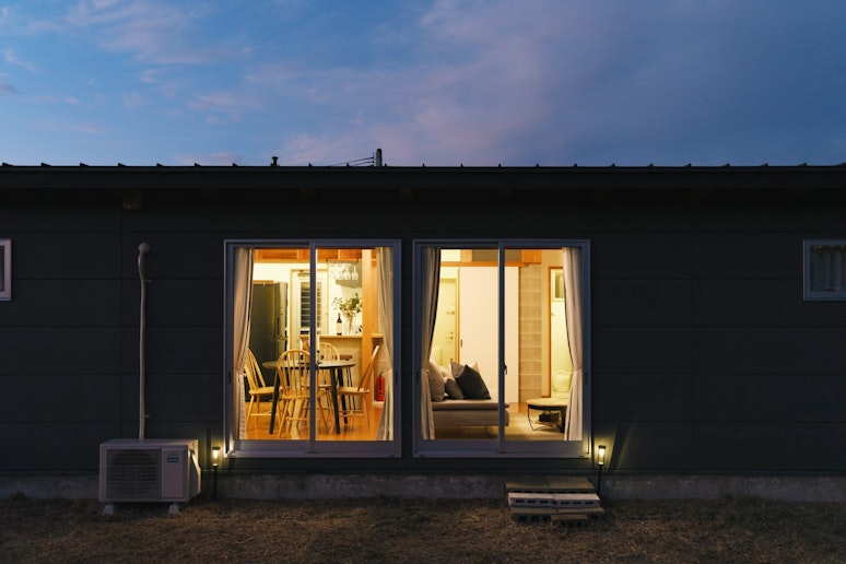 夜にはあたたかな灯りが迎えてくれる一棟