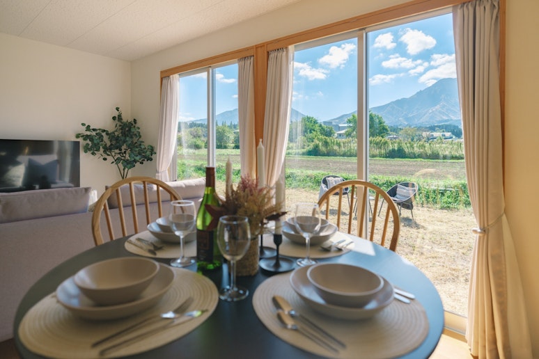 景色を楽しみながら食事ができるダイニング