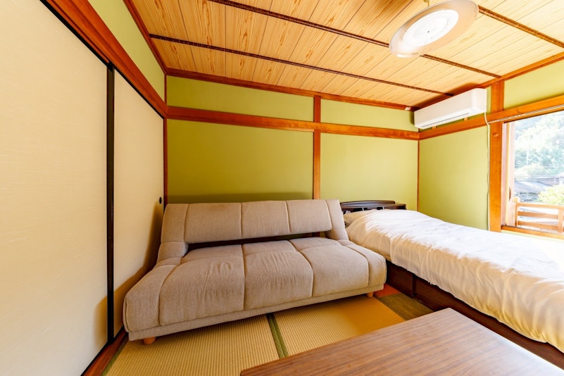 ２階 寝室３ + ソファ