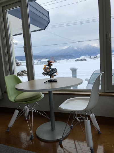 1階リビングから望む十勝岳連峰