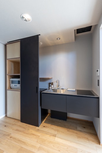 扉を開けると電子レンジ・有料オプションの商品が置いてあります。