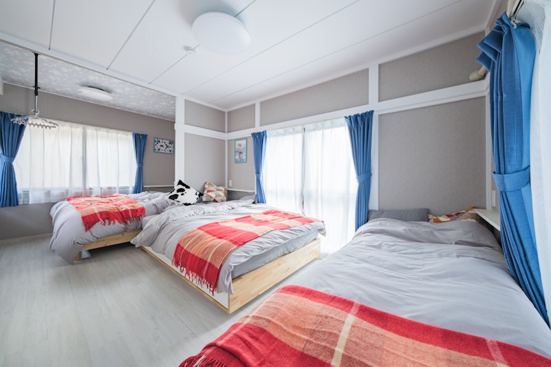 ベッドルーム、クイーンサイズ、ダブルサイズ、シングルサイズベッド、内窓、遮光防炎カーテン、洗濯...