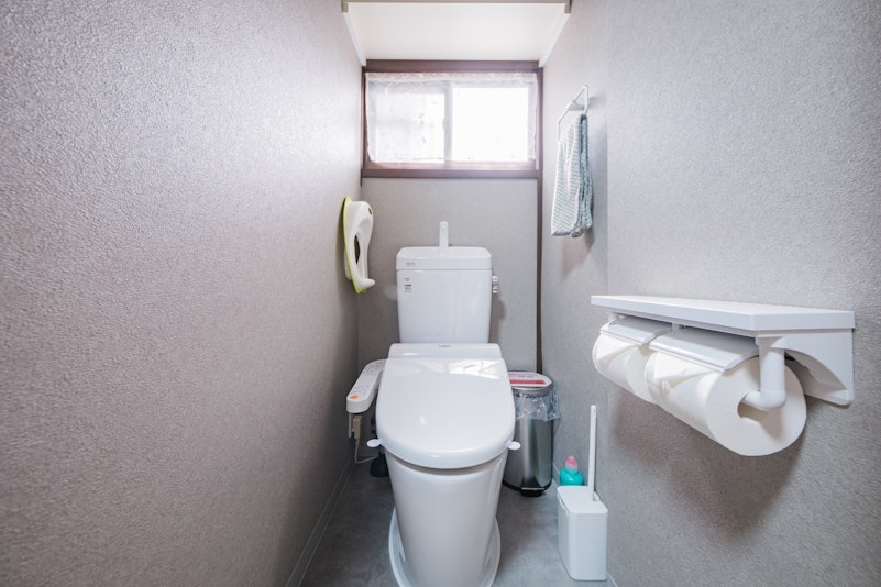 ウォシュレット便座、幼児用補助便座、ダブルトイレットペーパーホルダー、ハンドタオル、清掃用具