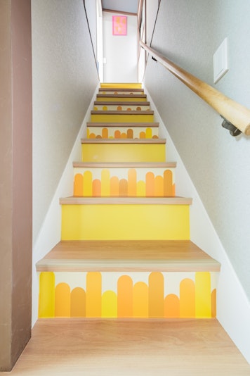 ポップな明るいカラーの階段、手すり付き