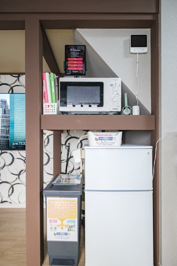 セルフチェックイン用パッド、電子レンジ、冷凍冷蔵庫、ゴミ箱（ビンカンペットボトル）、ドアホン親機