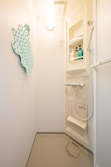 シャワールーム、シャンプー、コンディショナー、ボディソープ、スリップ防止マット、温水混合栓シャワー