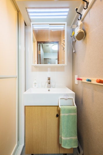 洗面台、ミラー、ハンドソープ、グラス、ハンドタオル、ヘアドライヤー、タオル掛け、温水混合栓