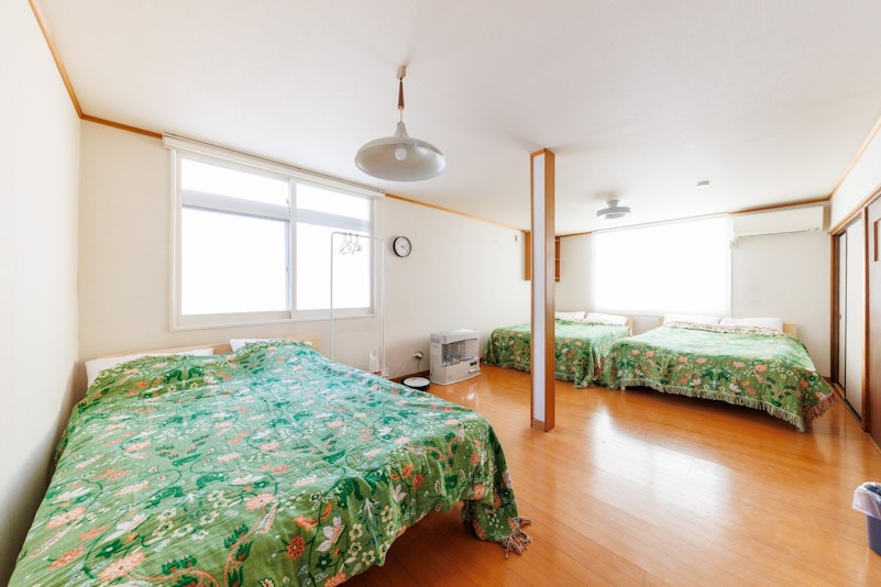 洋室（ダブルベッド&times;３）