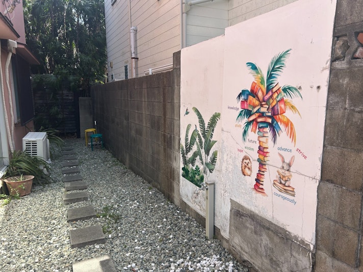 門を入ってすぐの壁のアート