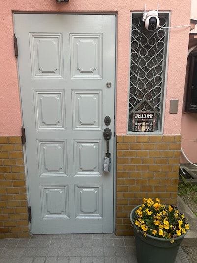 門からぐるっと飛び石を進むと玄関に出ます