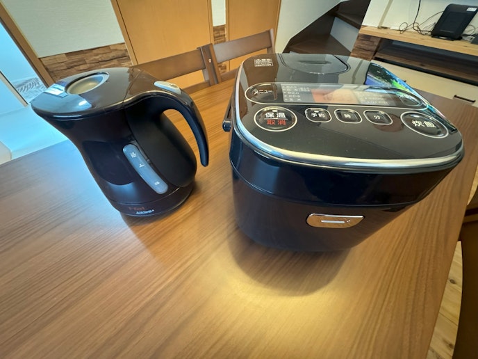 冷蔵庫・オーブントースター・電子レンジ・電子ケトル・炊飯器・深底ホットプレート完備