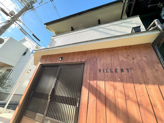 木目の壁が目印です