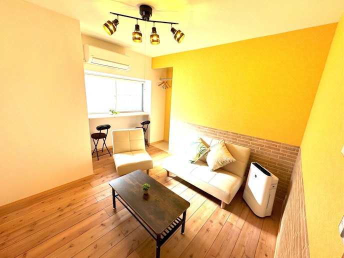 暖かな光が差し込むソファールーム