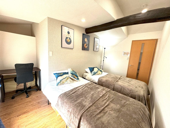 ベットルームAにはデスクも完備