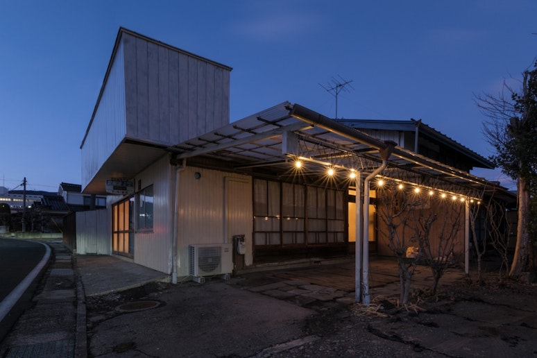 夜の外観