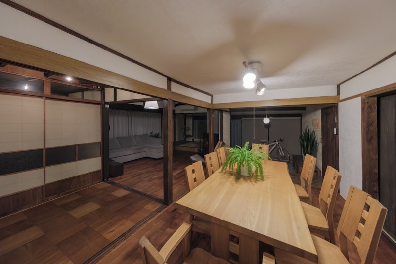 広いダイニングテーブル（椅子は8脚）