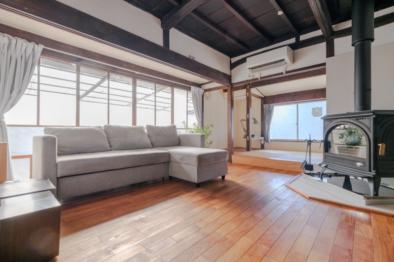 ソファはベッドに変形可能