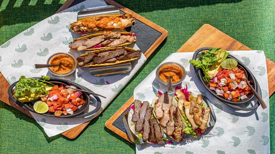 「Bar.Yard」40階に位置するトロピカル・ルーフトップバー