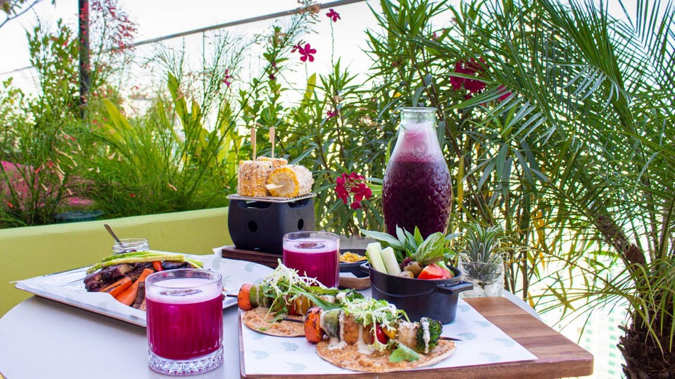 「Bar.Yard」40階に位置するトロピカル・ルーフトップバー