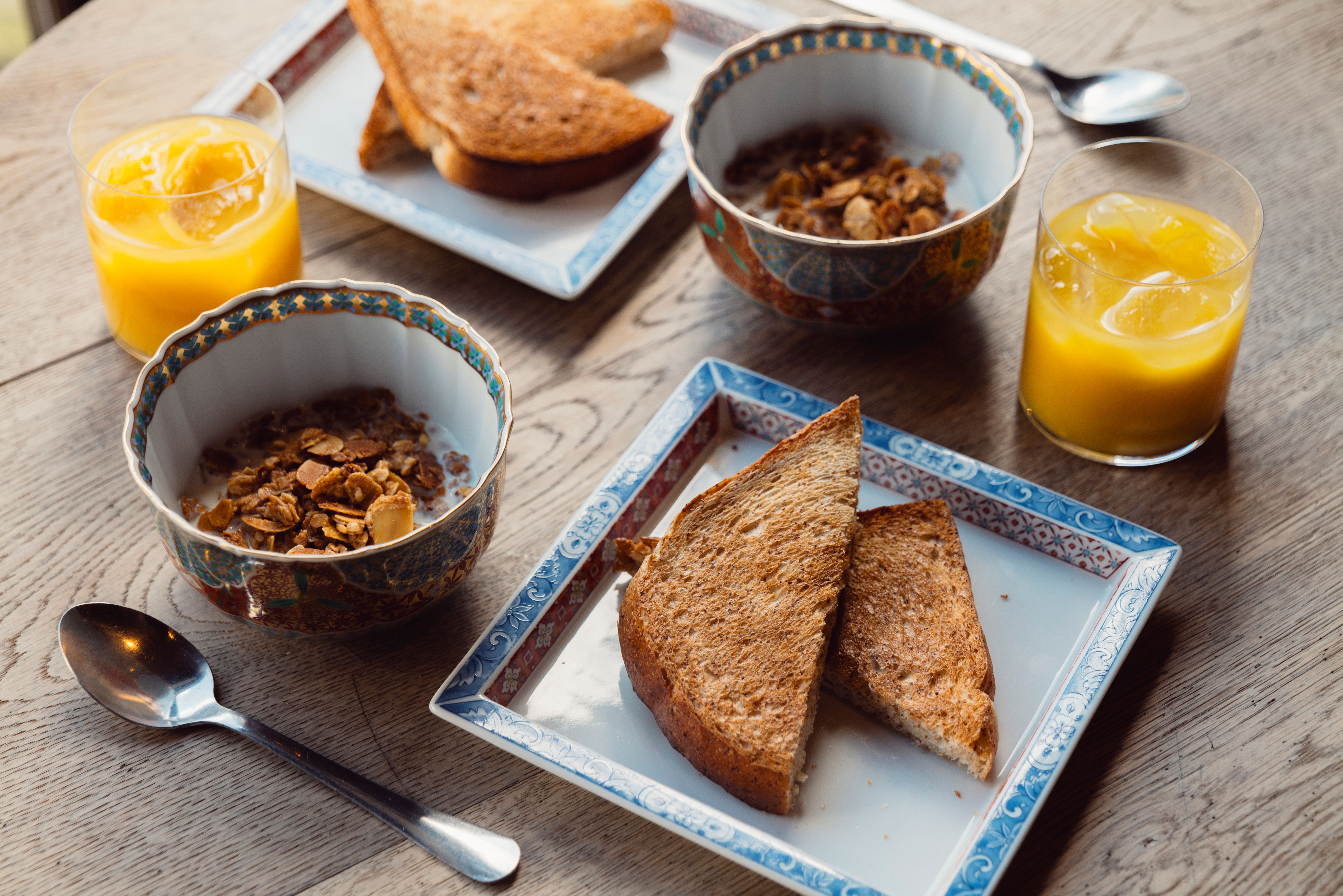 朝食　自家製玄米グラノーラ・胚芽食パン