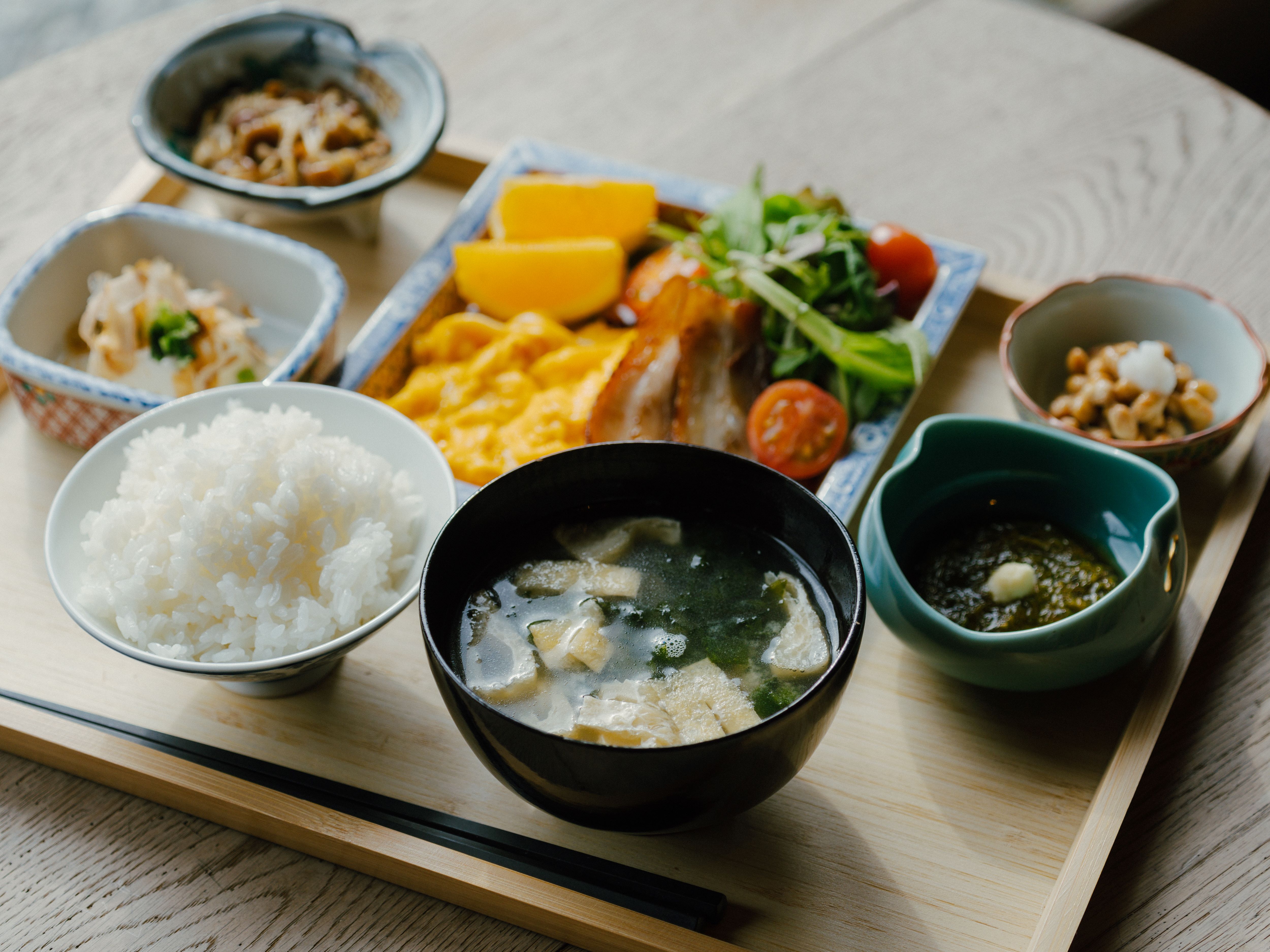 朝食〈男鹿特別栽培米あきたこまちと地元おかず〉