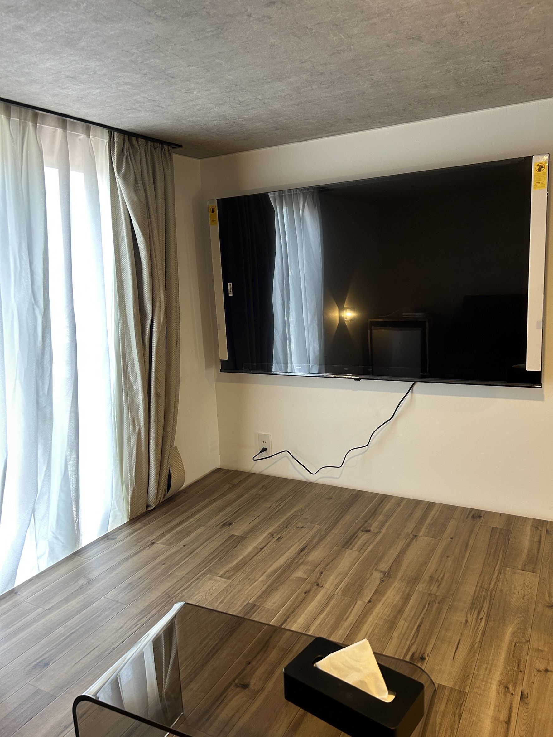 メゾネットツインルームのリビングスペースでは、６５インチテレビで大迫力の動画を楽しみいただけます。