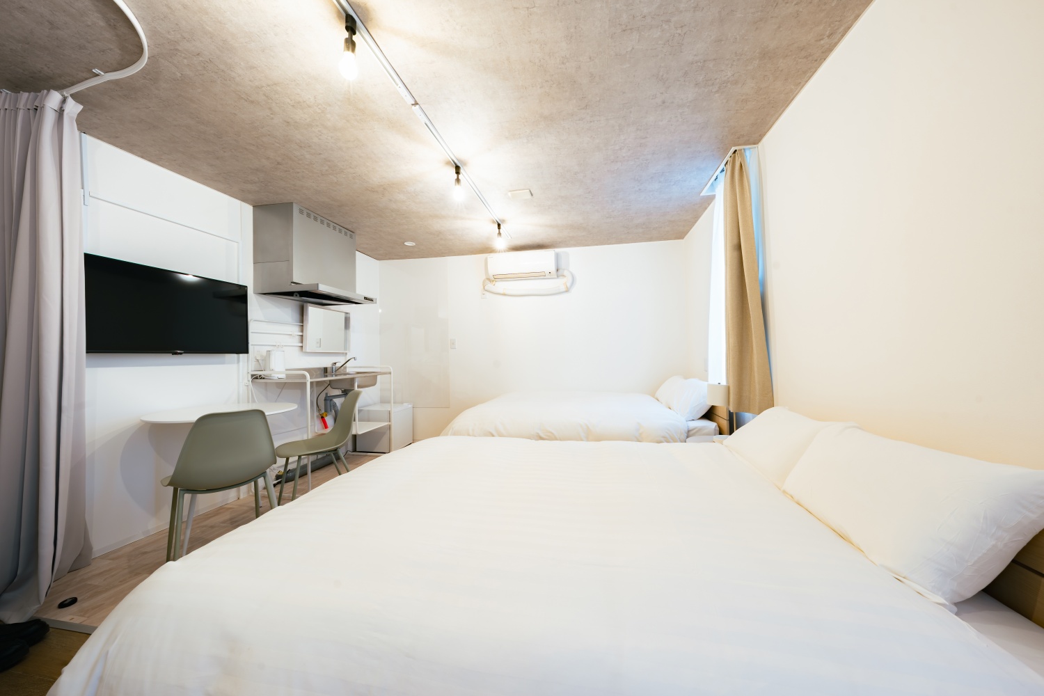 ダブルベッドを使用したツインルームは定員４名です。 キッチン付きです。