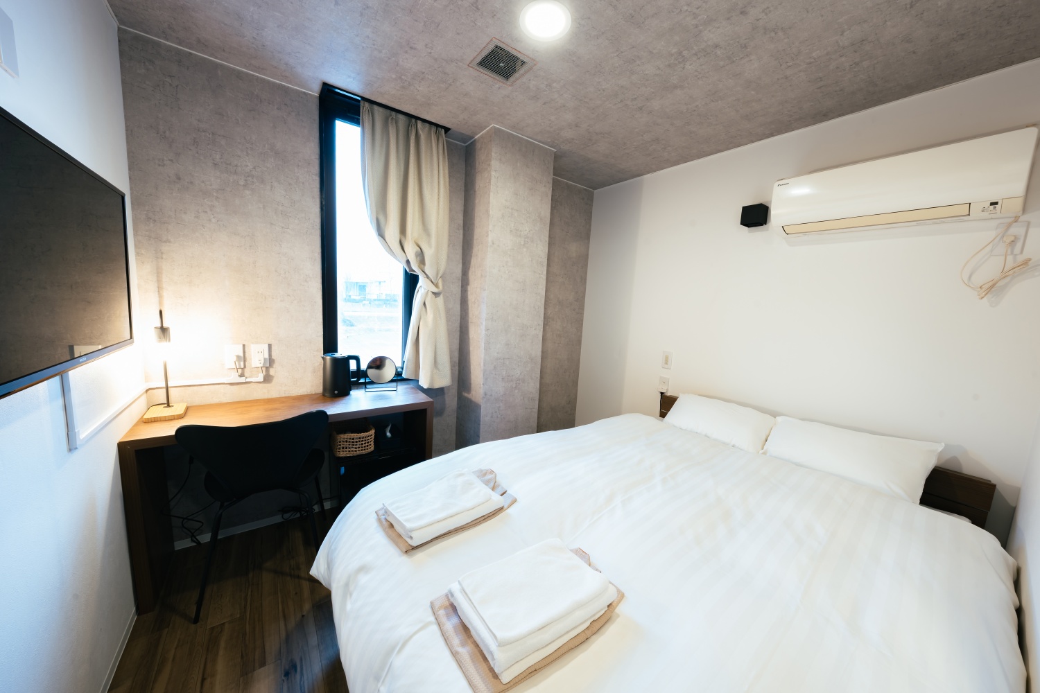 ビジネス利用にも観光にも！  全室ダブルベッド完備、ゆったりとお休みいただけます。 