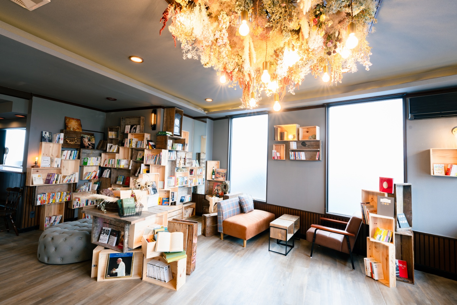 本に囲まれた、ロビーの風景