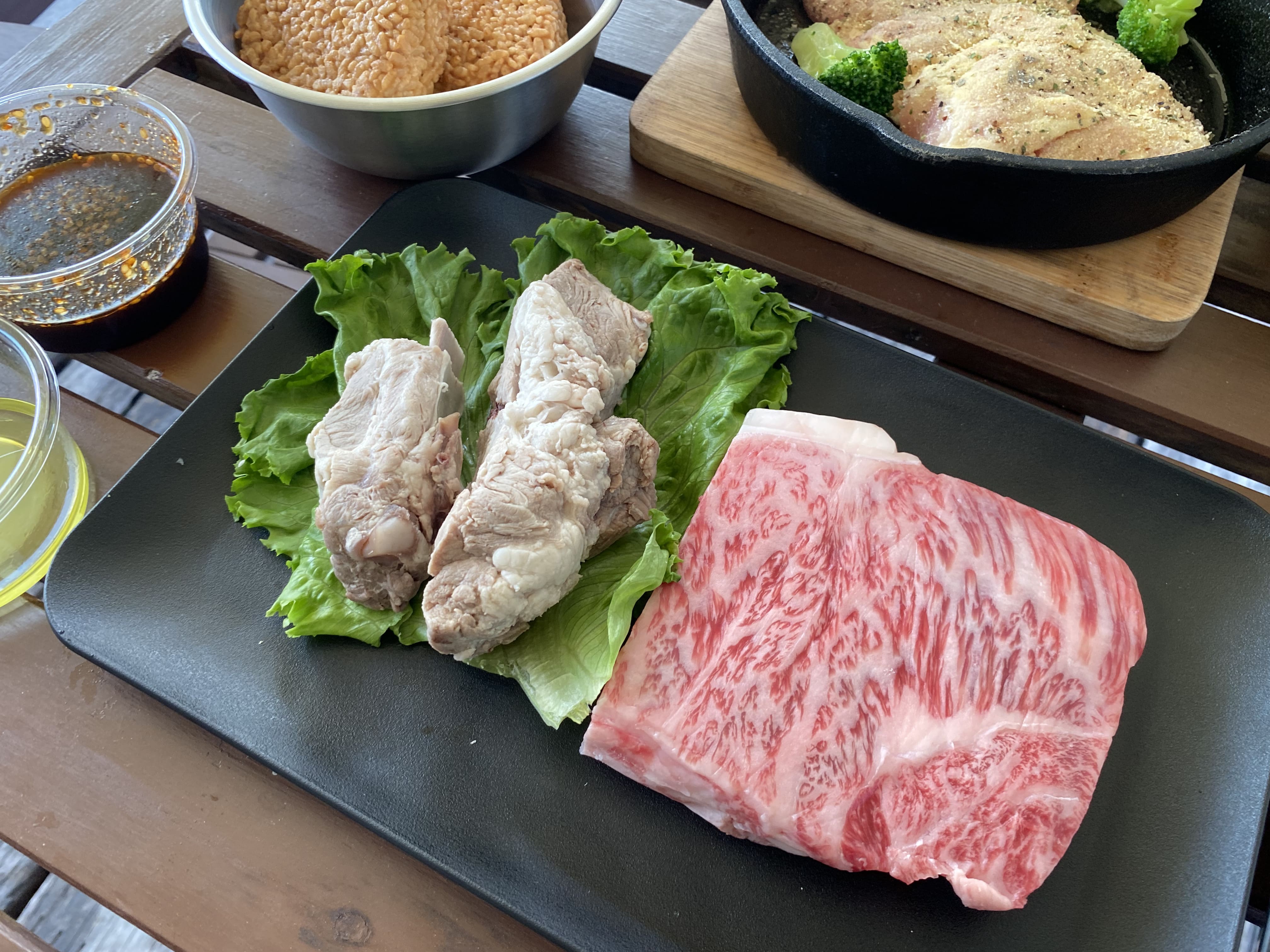 A5ランクの佐賀牛を使用したサーロインステーキ/九州銘柄豚スペアリブ