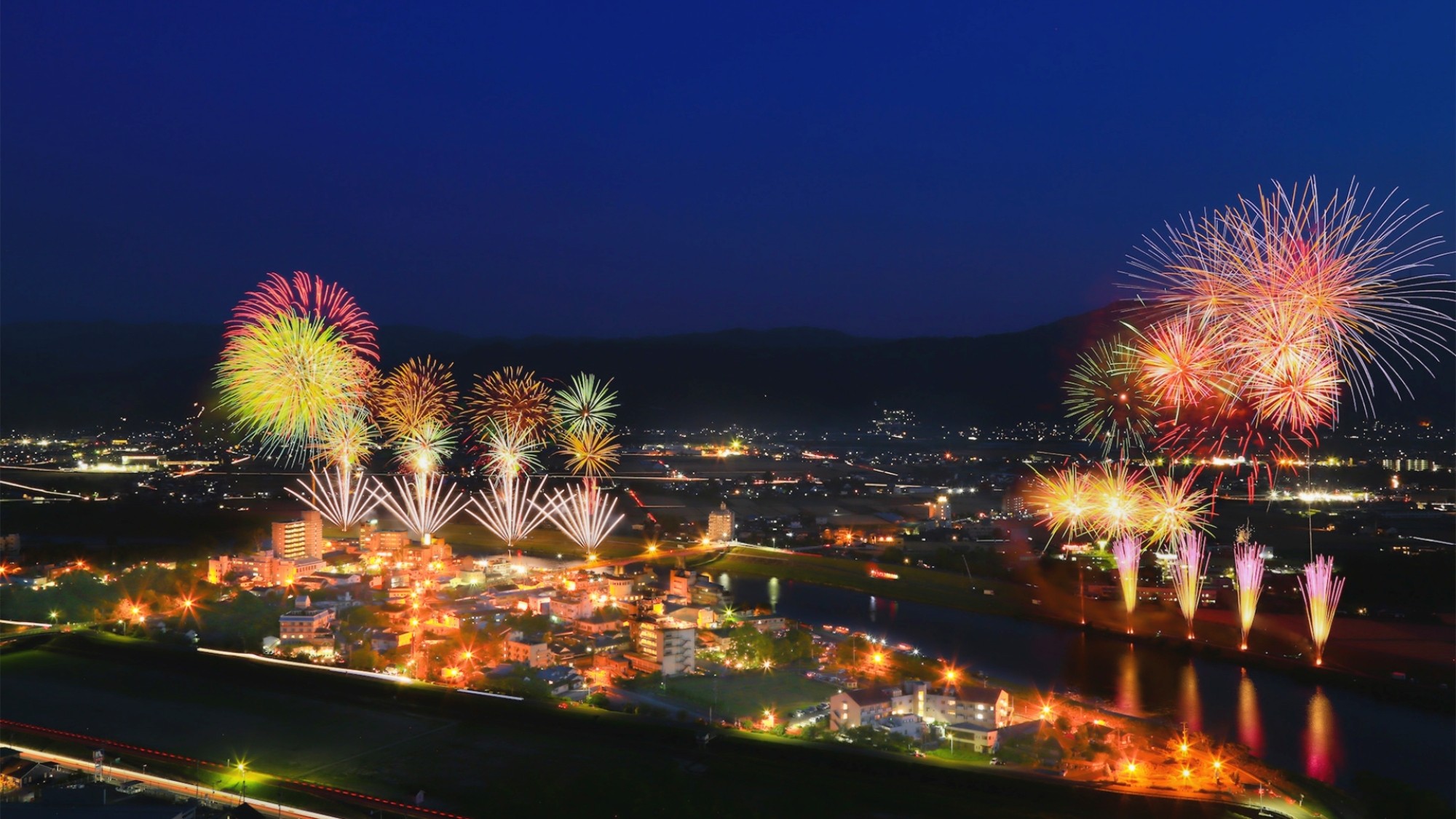 【周辺観光／朝倉市／原鶴温泉の花火遠景】