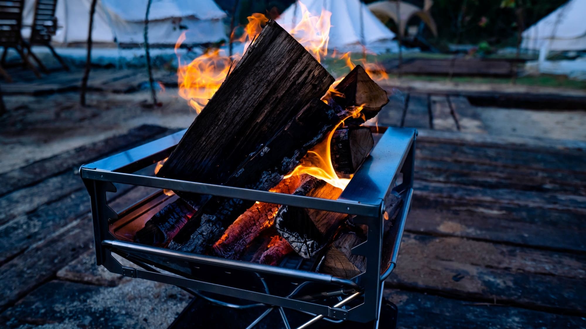 【滞在風景】お部屋には専用の焚火台と薪は1束無料