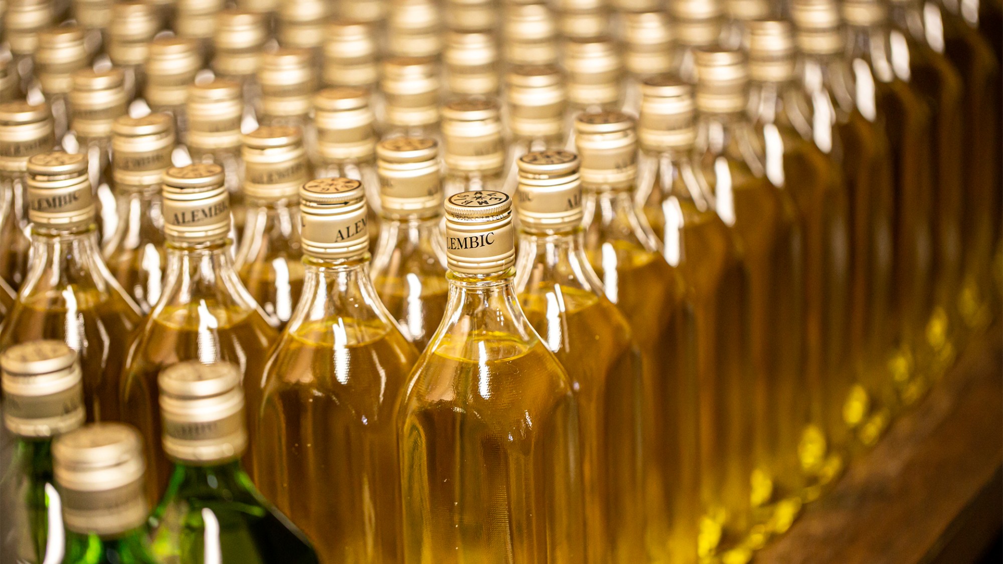 【周辺観光／朝倉市／らんびき酒の瓶詰め】