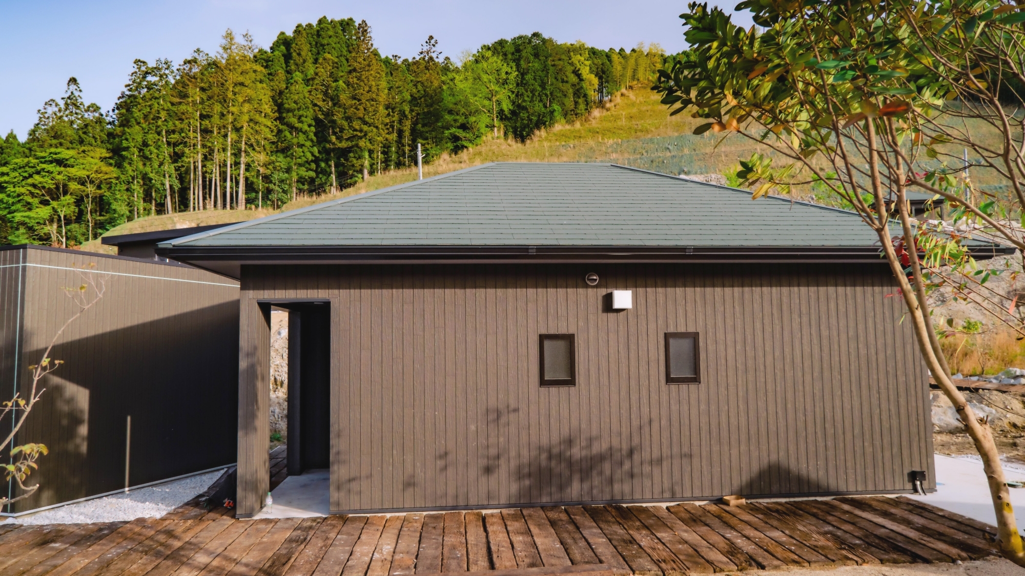 【トイレ・シャワー棟】男女別・温水便座付き