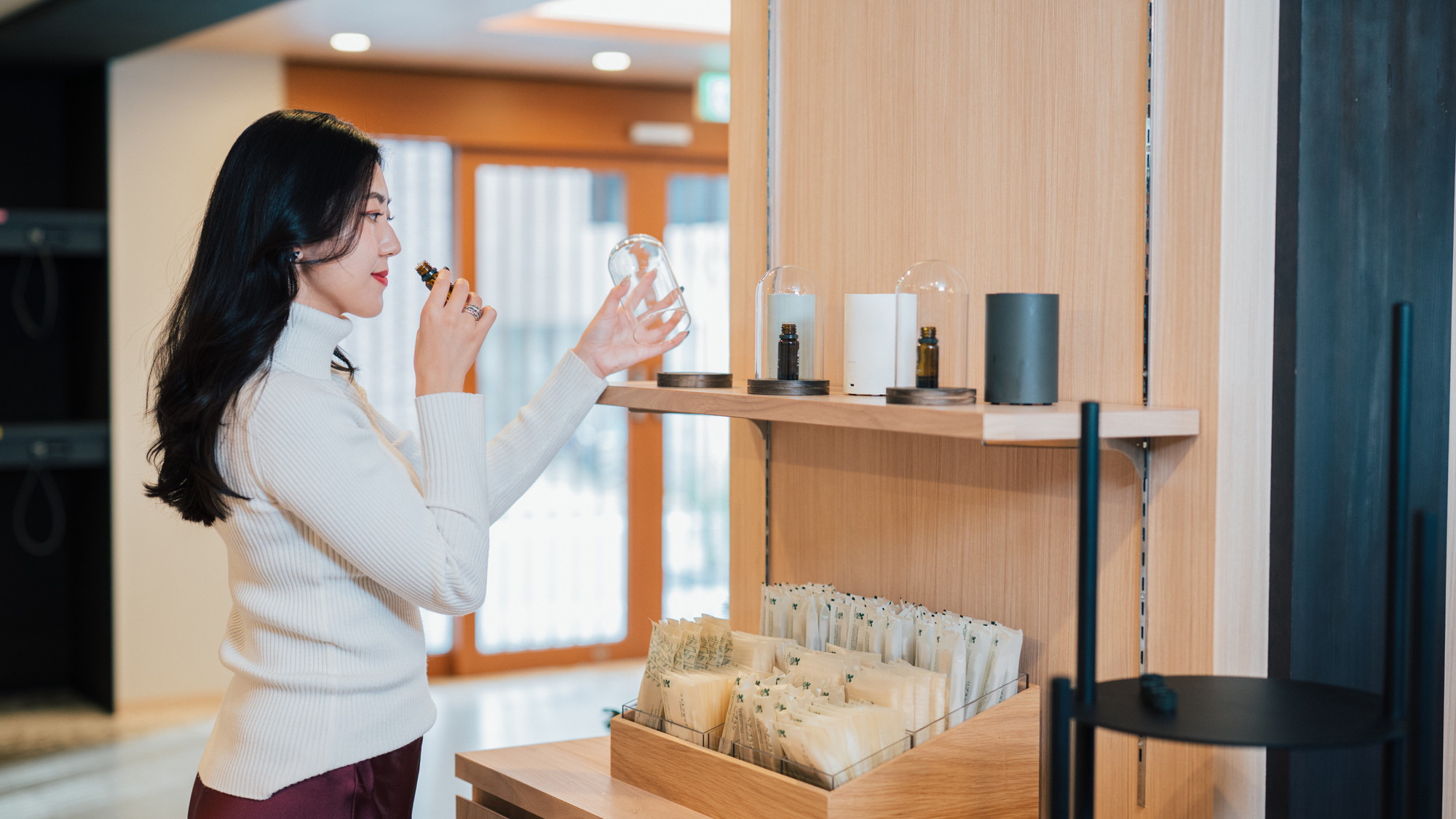 複数の香りの中からお好みのものを選び、ミニディフューザーをお部屋へお持ちいただけます。