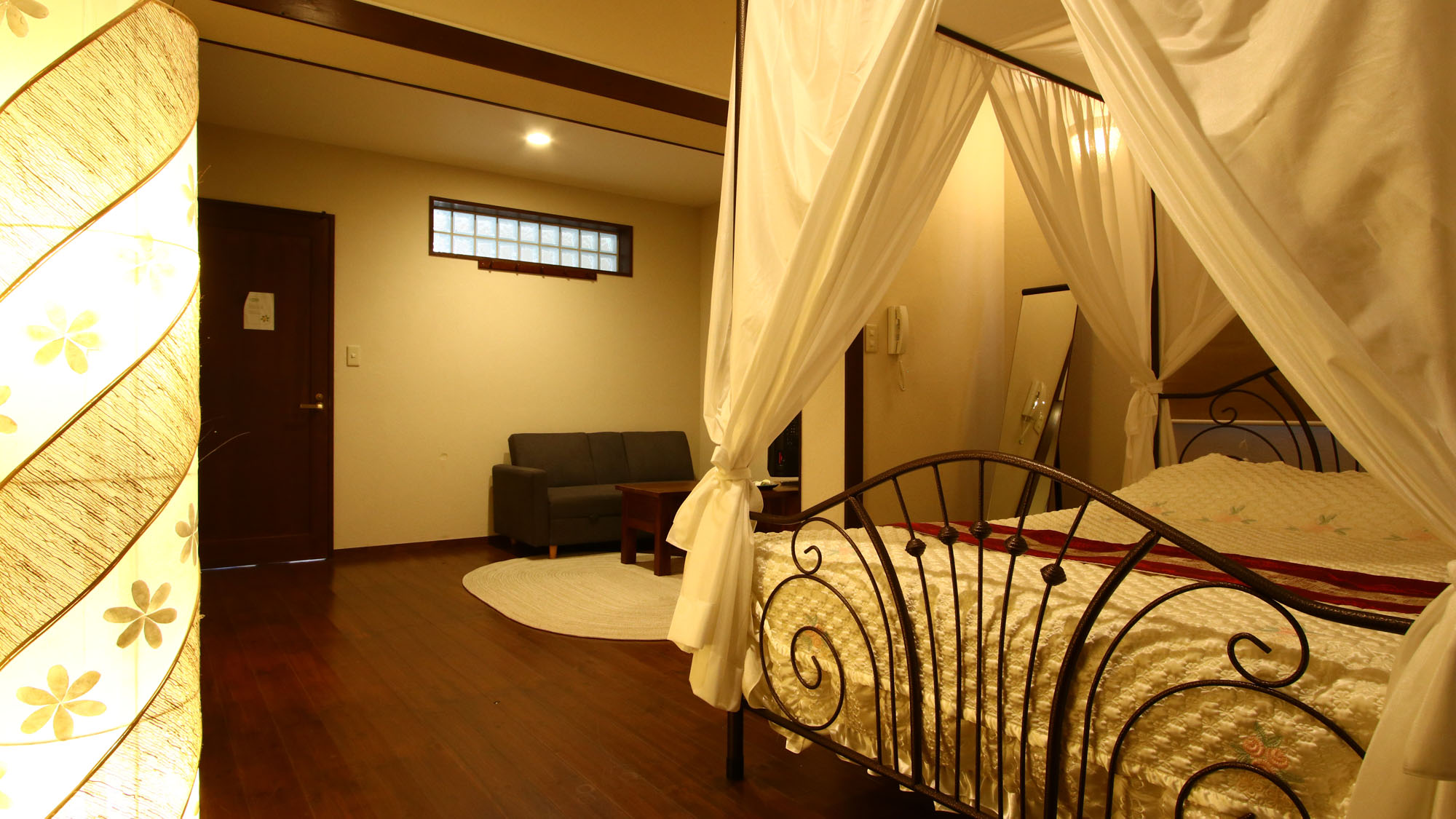 ダブル◆天蓋付のダブルベッドのお部屋。バリの雰囲気の中で非日常をお楽しみください*